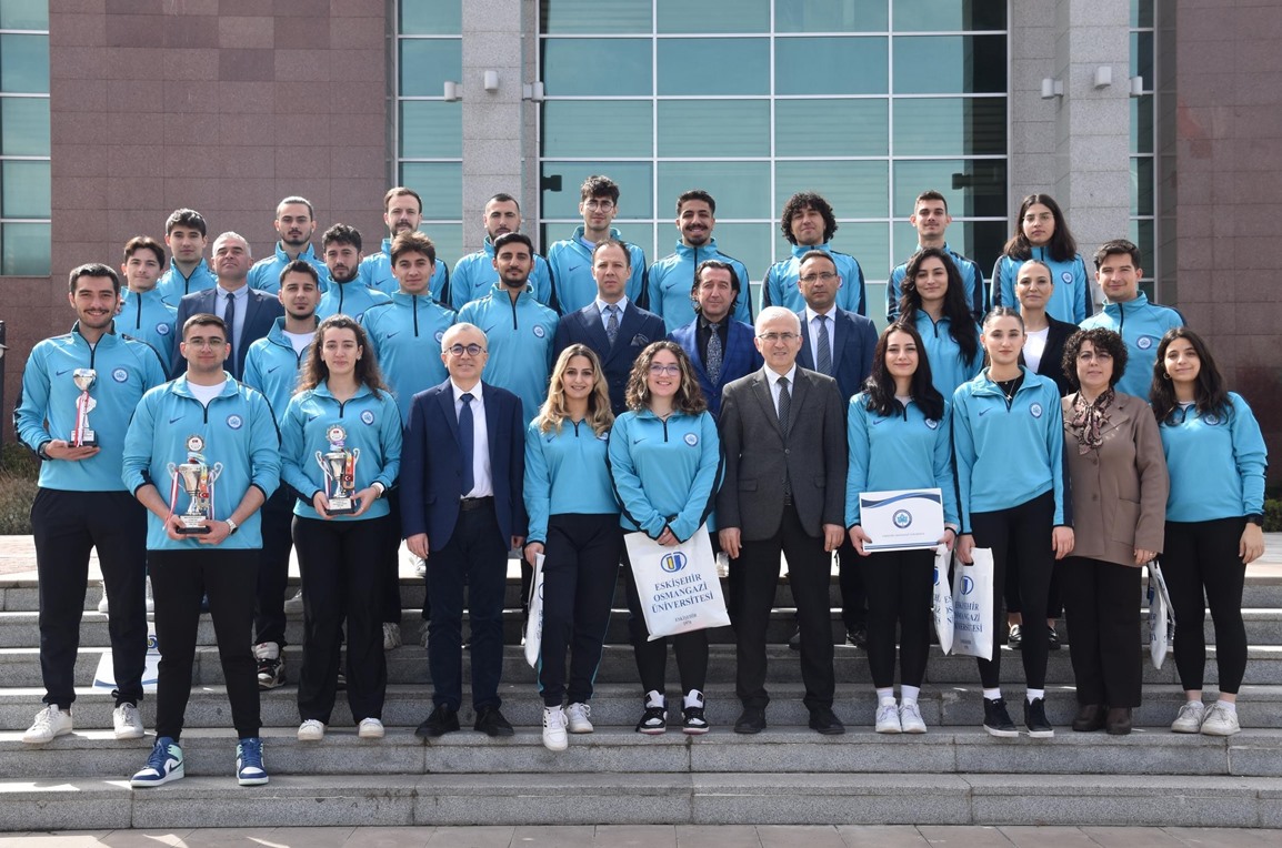 Üniversitelerarası Spor Müsabakalarında Başarılı Olan ESOGÜ Sporcuları Kupalarını Rektör Prof. Dr. Kamil Çolak’a Sundu