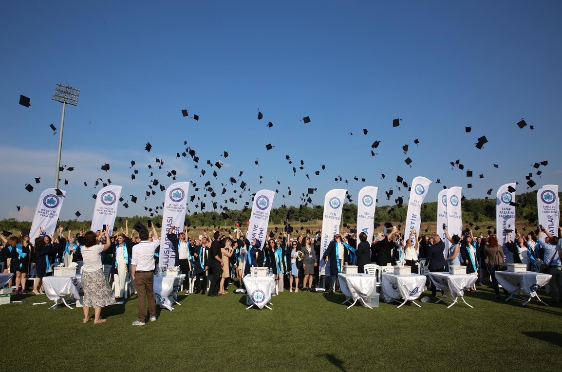 Üniversitemizde Mezuniyet Heyecanı Hız Kesmedi