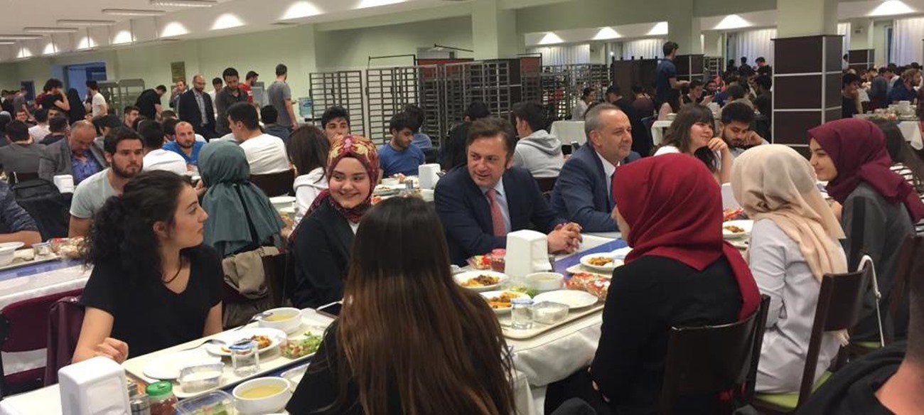 Üniversitemiz Yönetimi İftar Yemeğinde Öğrencilerle Buluştu