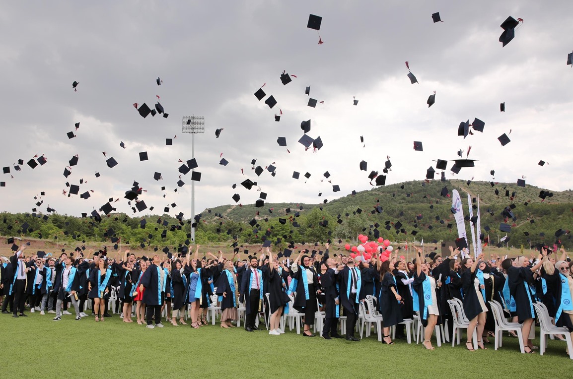 Üniversitemizde Mezuniyet Sevinci Hız Kesmedi