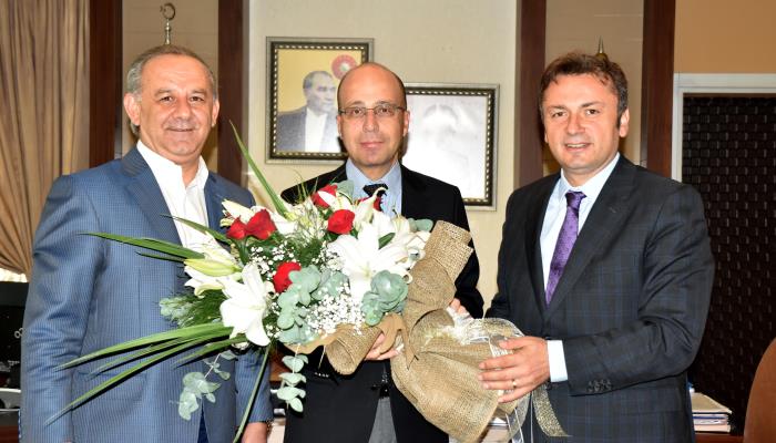 Üniversitemiz Rektörü Prof. Dr. Kemal Şenocak, "Tıp Bilimine Yön Veren 100 Türk" Listesinde Yer Alan Prof. Dr. Bülent Görenek'i Tebrik Etti