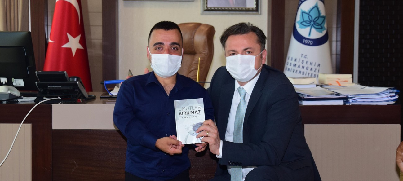 Üniversitemiz Rektörü Prof. Dr. Kemal Şenocak, Bedensel Engelli Genci Makamında Ağırladı