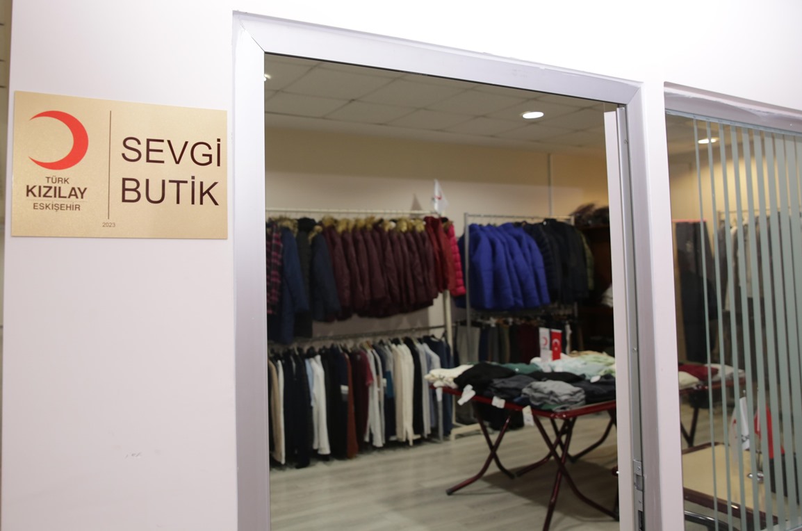 “Kızılay Butik” Üniversitemiz Öğrencilerin Hizmetine Açıldı