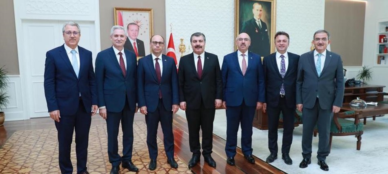 Üniversitemiz Rektörü Prof. Dr. Kemal Şenocak Üniversite Hastaneler Birliği Derneği ile Sağlık Bakanımız Dr. Fahrettin Koca'yı Ziyaret Etti