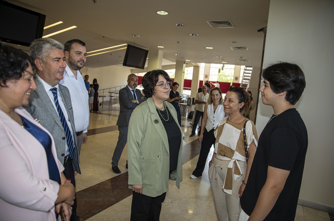 Rektör Prof. Dr. Emine Gümüşsoy Kayıt Merkezi’ni Ziyaret Etti